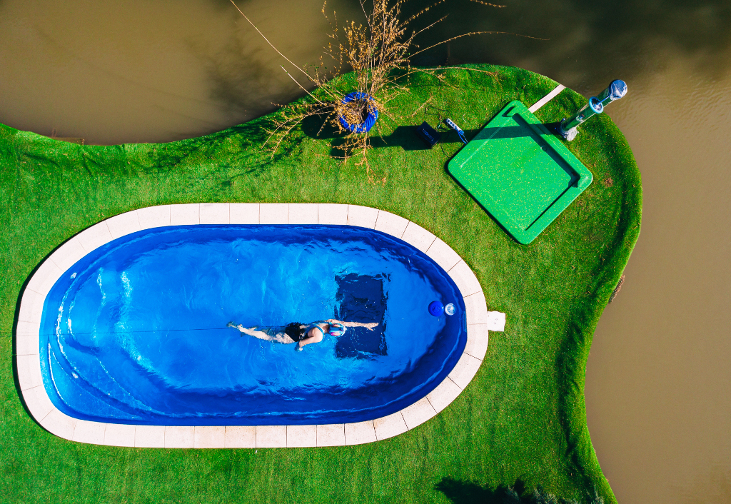 Композитный бассейн с телевизором на дне