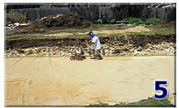 После отсыпки песка или щебня, необходимо разровнять уровень дна. 